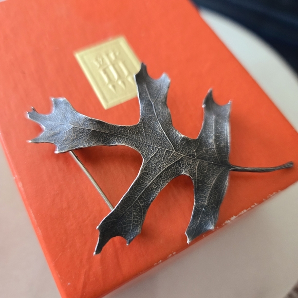 COLLECTABLE Vintage Retired James Avery Oak Leaf Brooch